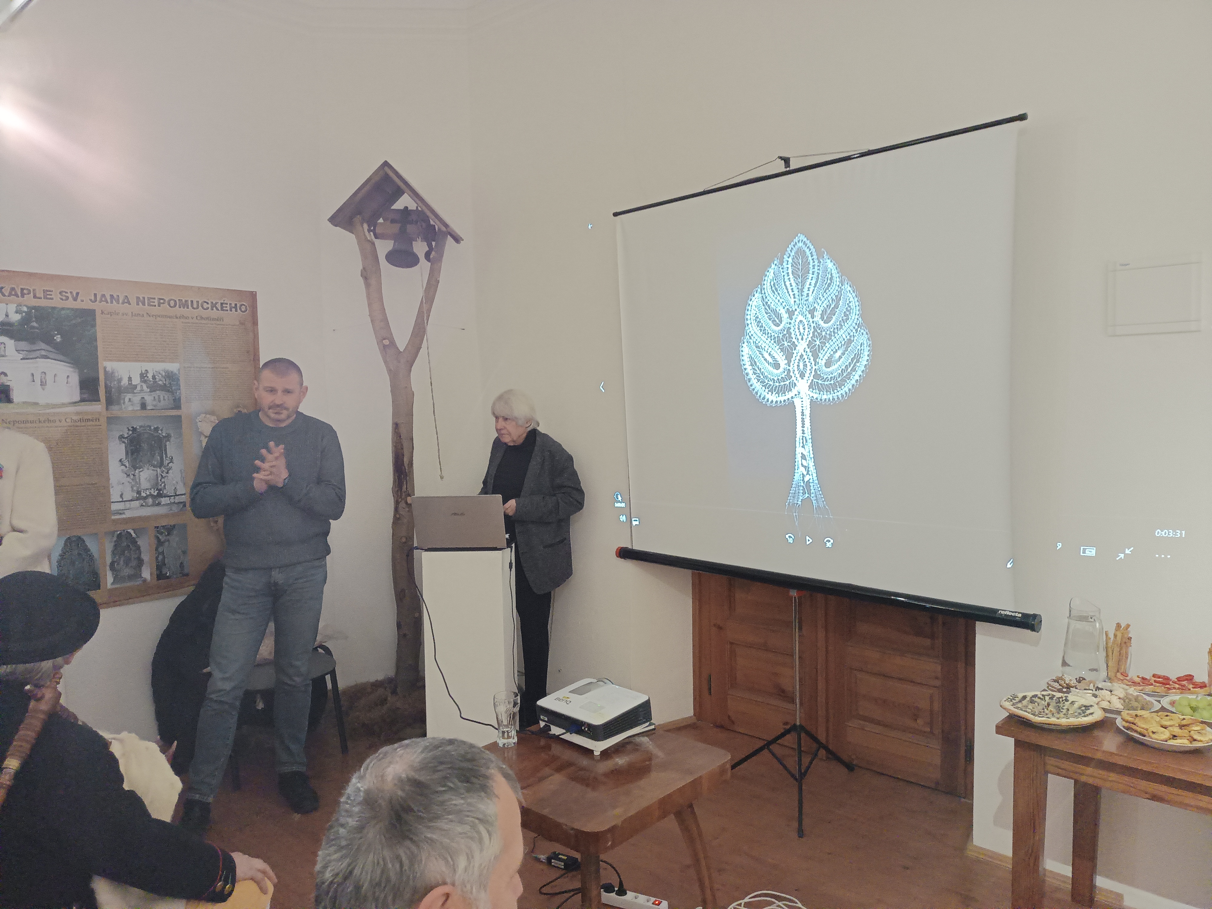 Výstava pravnuka Viléma Kurze: Souznění paličkované krajky a fotografie v Muzeu Chodska v Domažlicích.   